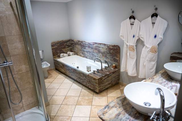 Auberge des Templiers bathroom