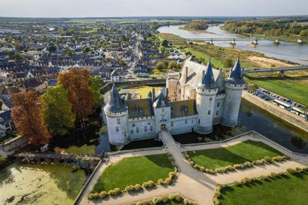 Vue aérienne sur le château de Sully-sur-Loire dans le Loiret, proche de l'Auberge des Templiers